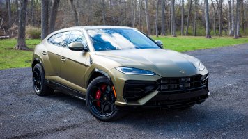Green Lamborghini Urus SE